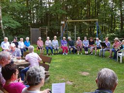 Singkreis singt mit den Wanderern